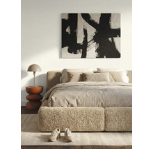 Modernes, helles Schlafzimmer mit einem Bett mit Bouclé-Bezug, einem abstrakten Wandbild, einem skulpturalen Beistelltisch und einer Tischlampe.