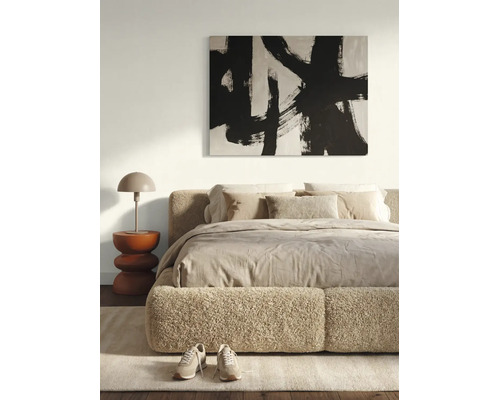 Modernes, helles Schlafzimmer mit einem Bett mit Bouclé-Bezug, einem abstrakten Wandbild, einem skulpturalen Beistelltisch und einer Tischlampe.