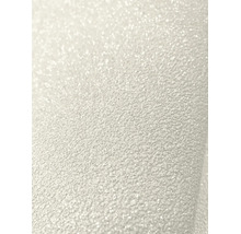 Nahaufnahme einer strukturierten Vliestapete mit feiner körniger Oberfläche und glitzernden Effekten.