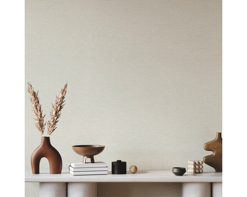 Vliestapete mit feiner horizontaler Struktur hinter einer minimalistisch dekorierten Konsole mit Vasen und Trockenblumen.