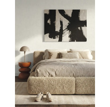 Modernes Schlafzimmer mit gepolstertem Bett in Bouclé-Optik, abstraktem Wandbild, Beistelltisch und Pilzlampe in hellem Design.