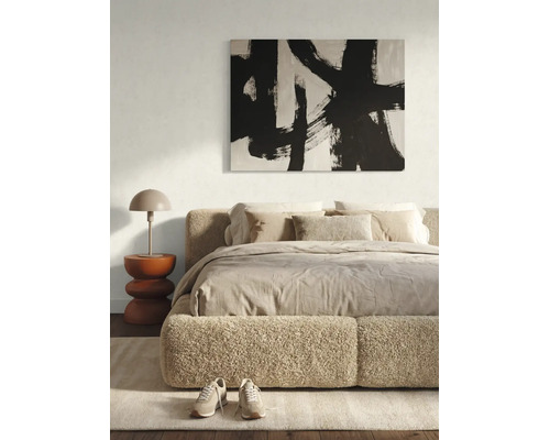 Modernes Schlafzimmer mit gepolstertem Bett in Bouclé-Optik, abstraktem Wandbild, Beistelltisch und Pilzlampe in hellem Design.