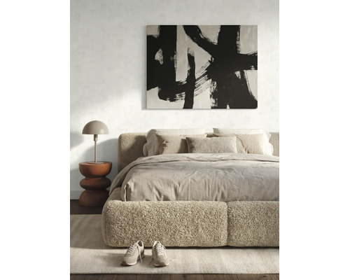 Modernes Schlafzimmer mit Bettrahmen aus Bouclé-Stoff, Bettwäsche in Naturtönen, einem abstrakten Wandbild und einer modernen Pilzleuchte.