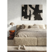 Modernes Schlafzimmer mit gepolstertem Bett, abstraktem Bild in Schwarz-Weiß und einem Beistelltisch mit Tischlampe.