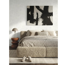 Modernes Schlafzimmer mit flauschigem Polsterbett, abstraktem Gemälde, skulpturalem Beistelltisch und Tischlampe in hellem, minimalistischem Design.