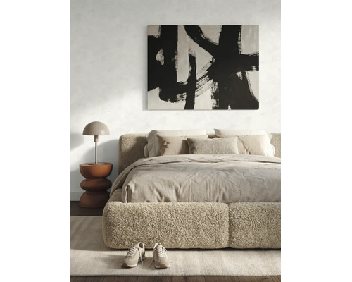 Modernes Schlafzimmer mit flauschigem Polsterbett, abstraktem Gemälde, skulpturalem Beistelltisch und Tischlampe in hellem, minimalistischem Design.