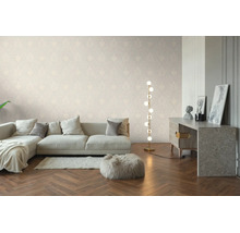 Helles Wohnzimmer mit dezent gemusterter Tapete, hellem Sofa, moderner Stehlampe und Parkettboden in Fischgrätoptik.