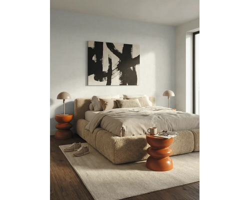 Modernes helles Schlafzimmer mit Polsterbett aus strukturiertem Stoff, abstraktem Wandbild, skulpturalen Beistelltischen und Tischlampen.