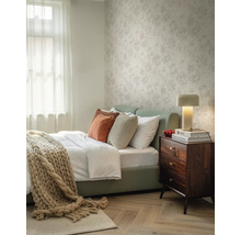 Vliestapete mit Blumenmuster in einem hellen Schlafzimmer mit Holznachttisch und Parkettboden.