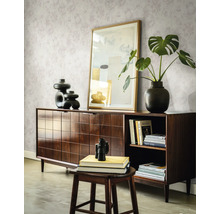 Dunkles Sideboard aus Holz mit Rastermuster, dekoriert mit Vasen und einer Pflanze vor einer Wand mit floraler Tapete im hellen Wohnzimmer.
