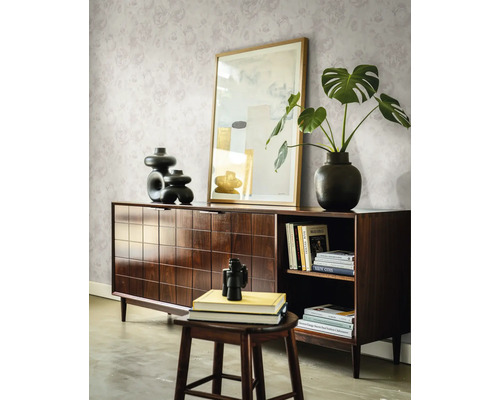 Dunkles Sideboard aus Holz mit Rastermuster, dekoriert mit Vasen und einer Pflanze vor einer Wand mit floraler Tapete im hellen Wohnzimmer.