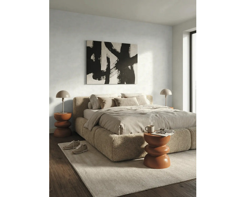 Modernes Schlafzimmer mit Bouclé-Bett, abstraktem Wandbild und skulpturalen Beistelltischen auf hellem Teppich und Holzfußboden.