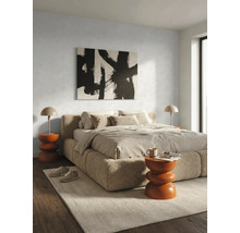 Modernes Schlafzimmer mit gepolstertem Bett in Bouclé-Optik, neutraler Bettwäsche, orangen Beistelltischen und abstrakter Wandkunst.