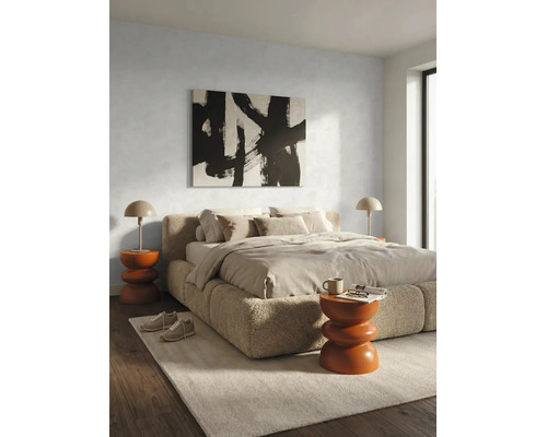 Modernes Schlafzimmer mit gepolstertem Bett in Bouclé-Optik, neutraler Bettwäsche, orangen Beistelltischen und abstrakter Wandkunst.