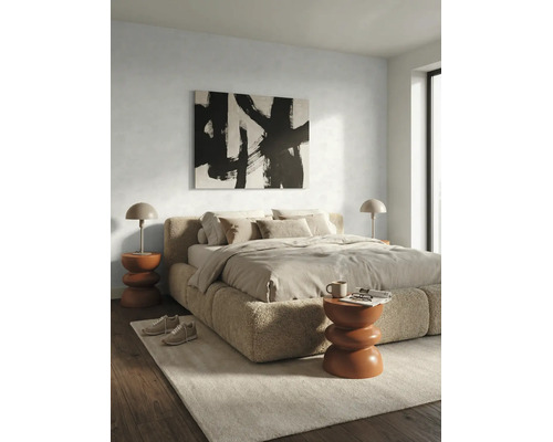 Helles Schlafzimmer mit strukturiertem Bett, abstrakter Wandkunst und skulpturalen Beistelltischen mit Tischlampen auf einem hellen Teppich.