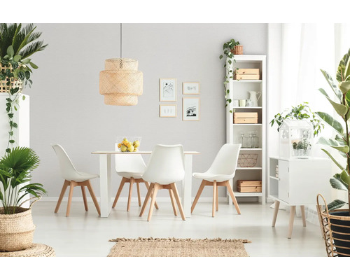 Helles, modern eingerichtetes Esszimmer mit weißem Tisch, Stühlen mit Holzbeinen, großer Korb-Pendelleuchte, weißem Regal und Zimmerpflanzen.