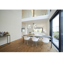 Moderner, heller Essbereich mit großem Tisch, weißen Stühlen, zwei metallischen Pendelleuchten, Holzparkett und bodentiefen Glasfronten.