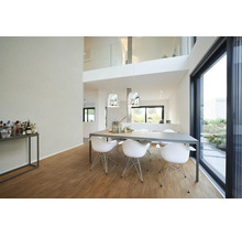 Modernes helles Esszimmer mit großem grauem Tisch, weißen Designerstühlen, Chrom-Pendelleuchten und Holzboden an einer großen Glasfront.