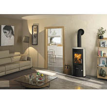 Moderner Kaminofen von Justus mit brennendem Holzfeuer in einem hellen Wohnzimmer mit Sofa und Glastisch.