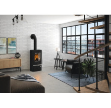 Moderner Wohnraum mit brennendem Kaminofen aus Metall, Ziegelwand, Ledersessel, großem Fenster und Treppe.