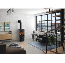 Moderner Kaminofen in einem hellen Wohnzimmer mit weißer Ziegelwand, großem Fenster, Ledersessel und Sideboard.
