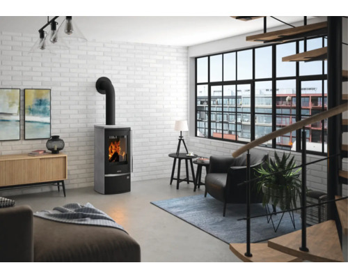 Moderner Kaminofen in einem hellen Wohnzimmer mit weißer Ziegelwand, großem Fenster, Ledersessel und Sideboard.