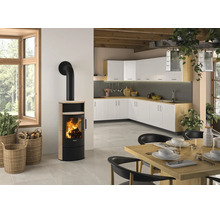 Kaminofen mit Sichtscheibe in einer hellen, modernen Küche mit Essbereich, Holzbalkendecke und dekorativen Körben.