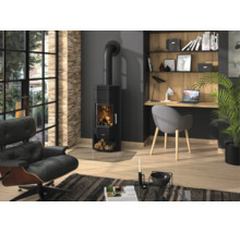 Moderner Wohnbereich mit schwarzem Kaminofen mit brennendem Feuer, Holzfußboden, grauem Schreibtischstuhl und schwarzem Leder-Relaxsessel.