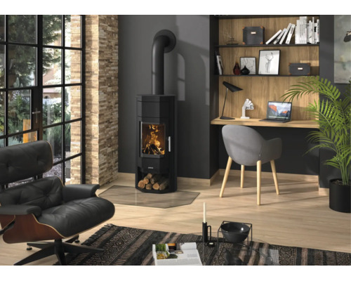 Moderner Wohnbereich mit schwarzem Kaminofen mit brennendem Feuer, Holzfußboden, grauem Schreibtischstuhl und schwarzem Leder-Relaxsessel.