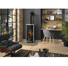 Moderner Kaminofen aus schwarzem Stahl mit heller Steinverkleidung und Glasbodenplatte in einem modern eingerichteten Wohnzimmer.