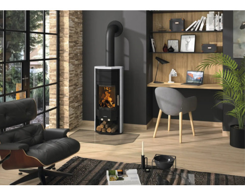 Moderner Kaminofen aus schwarzem Stahl mit heller Steinverkleidung und Glasbodenplatte in einem modern eingerichteten Wohnzimmer.