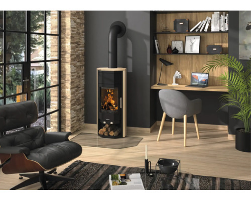 Moderner Kaminofen mit Sandsteinverkleidung und sichtbarem Feuer in einem hellen, organisierten Wohnzimmer mit Sessel und Schreibtisch.