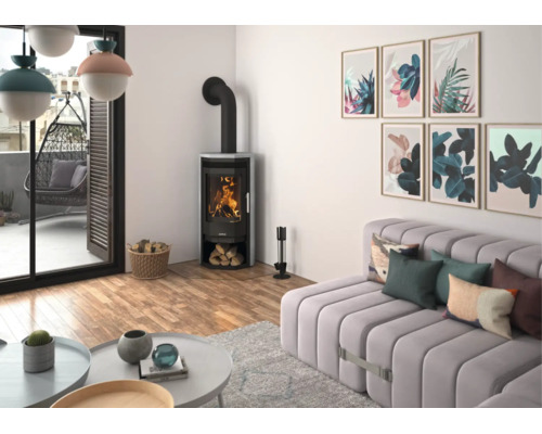 Modernes Wohnzimmer mit Kaminofen in der Ecke, grauem Sofa, botanischen Wandbildern und Holzfußboden.