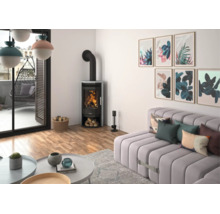 Modernes Wohnzimmer mit Kaminofen in der Ecke, grauem Sofa, botanischen Wandbildern und Holzfußboden.