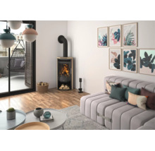 Moderner Kaminofen in hellem Wohnzimmer mit brennendem Feuer, grauem Sofa, Wandbildern, Holzparkett und Zugang zum Balkon.