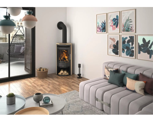 Moderner Kaminofen in hellem Wohnzimmer mit brennendem Feuer, grauem Sofa, Wandbildern, Holzparkett und Zugang zum Balkon.
