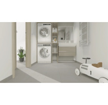 Moderner Hauswirtschaftsraum mit Waschmaschine und Trockner als Säule, Waschtisch mit Unterschrank in Holzoptik und Bodenfliesen.