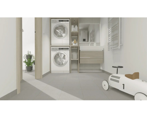 Moderner Hauswirtschaftsraum mit Waschmaschine und Trockner als Säule, Waschtisch mit Unterschrank in Holzoptik und Bodenfliesen.