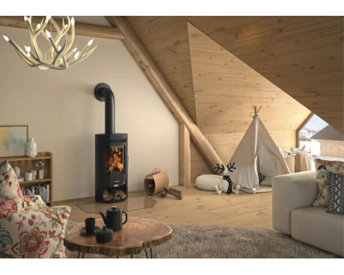 Schwarzer Kaminofen in einem gemütlichen Dachgeschoss mit Holzverkleidung, Tipi und einem rustikalen Kronleuchter in Geweihoptik.