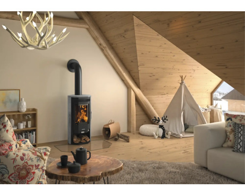 Moderner Kaminofen in einem hellen Dachgeschoss mit Holzverkleidung, Tipi-Zelt, Sofa und Geweih-Kronleuchter.