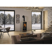 Moderner Kaminofen mit Steinverkleidung in einem hellen Wohnzimmer mit großen Panoramafenstern und Blick auf eine verschneite Winterlandschaft.