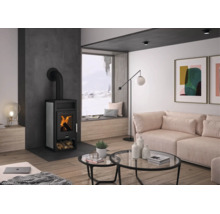Modernes Wohnzimmer mit Kaminofen, großem Fenster, hellem Sofa und runden Glastischen auf Holzfußboden.