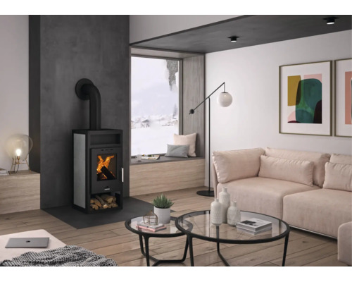 Modernes Wohnzimmer mit Kaminofen, großem Fenster, hellem Sofa und runden Glastischen auf Holzfußboden.