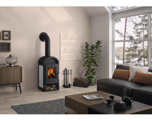 Heller, moderner Wohnraum mit schwarzem Kaminofen, großem Fenster, Sofa und Couchtisch aus Holz.
