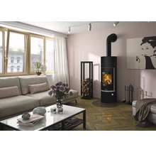 Moderner Kaminofen in Schwarz in einem hellen Wohnzimmer mit grauem Sofa, weißem Couchtisch und Kaminholzregal.