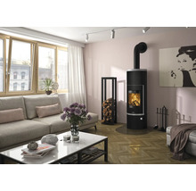 Moderner schwarzer Kaminofen in einem hellen Wohnzimmer mit Parkettboden, Sofa, Couchtisch und Holzregal.