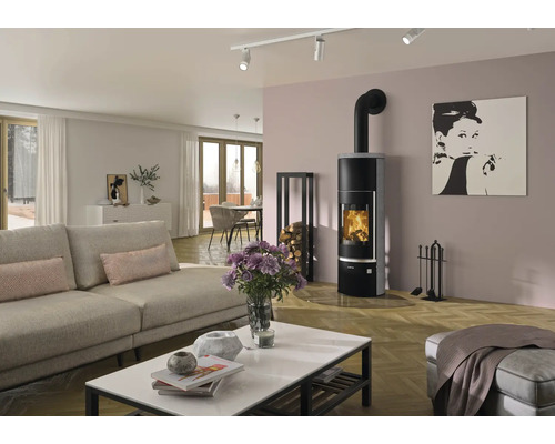 Modernes, helles Wohnzimmer mit brennendem Kaminofen, hellem Sofa, Marmortisch und Fischgrätparkett. Geräumig und organisiert.