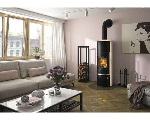 Moderner Kaminofen in einem hellen Wohnzimmer mit Parkettboden, Sofa, Couchtisch und Brennholzregal.