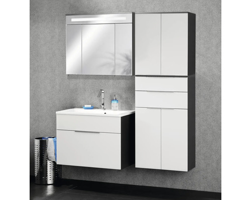 Modernes Badezimmermöbel-Set bestehend aus Waschtischunterschrank mit Waschbecken, Spiegelschrank mit Beleuchtung und einem hohen Seitenschrank.