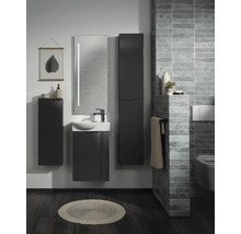 Modernes Badmöbel-Set in Anthrazit mit Waschbecken, Unterschrank, Hochschrank und LED-Spiegel in einem modern gestalteten Badezimmer.